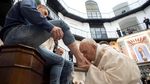 Foto: Saat Paus Fransiskus Cium Kaki 12 Narapidana