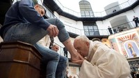 Dikutip dari Reuters, Jumat (30/3/2018), ritual tersebut bertempat di penjara Regina Coeli, Roma, Italia. Angka 12 mengingatkan akan kerendahan hati Yesus terhadap 12 rasulnya pada malam sebelum dia meninggal.  (Foto: Dok. Vatikan Media via Reuters)
