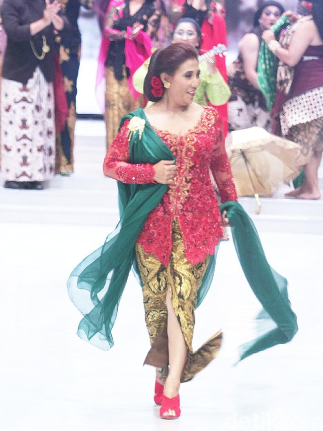 Melihat Menteri Kelautan dan Perikanan Susi Pudjiastuti berselancar di lautan atau naik motor trail, mungkin sudah biasa. Tapi bagaimana bila sosok menteri yang nyentrik ini berlenggang di catwalk bak model? Begitulah  Menteri Susi di fashion show Anne Avantie, Kamis (29/3/2018) malam. Foto: Muhammad Abduh/Wolipop