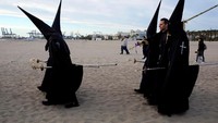 Patung Santisimo Cristo del Salvador dibawa oleh orang-orang memakai jubah hitam digambarkan sebagai orang-orang yang akan mengakui dosa.  (Foto: Dok. REUTERS/Heino Kalis)