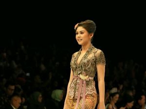 Lenggak-Lenggok Selebriti di Atas Catwalk