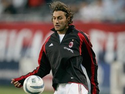 Juga berada di bangku cadangan adalah Christian Vieri. Dia berseragam Juventus untuk satu musim 1996–1997 dan membela Milan pada 2005/2006. ( Jonathan Daniel/ Getty Images)