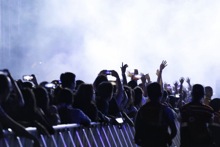 Ilustrasi Penonton Konser Musik di Konser The Chainsmokers di Jakarta.