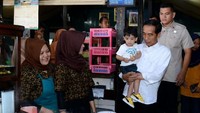 Jokowi juga mengajak Jan Ethes ke warung jajan di sekitar warung soto di mana mereka sarapan (Foto: Biro Pers Setpres)