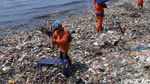 Pasukan Oranye Berjibaku Bersihkan Sampah di Pesisir Cilincing