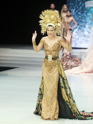 Gaya Hijab Sophia Latjuba saat Lebaran Bikin Netizen Terpesona