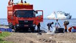 Pasukan Oranye Berjibaku Bersihkan Sampah di Pesisir Cilincing