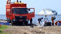 Sampah-sampah ini diangkut menggunakan truk.