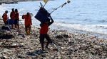 Pasukan Oranye Berjibaku Bersihkan Sampah di Pesisir Cilincing