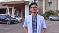 Di saat hari kerja, ia bergulat di rumah sakit. Sedangkan saat hari libur, ia menjadi driver ojek online dan menarik penumpang. Foto: Instagram @nabhancody