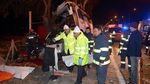 Riuh Dunia dalam Gambar: Prosesi Jalan Salib, Paus Cium Kaki 12 Napi
