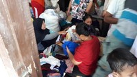 Mereka mengeluarkan satu persatu dan memilih mana yang pas buat mereka. Ada pula yang bercanda dengan berperan menjadi pedagang baju. (Foto: Haris Fadhil/detikcom)
