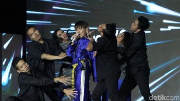 Untuk menyempurnakan Vivo V9 Grand Launch, inilah @agnezmo dengan lagu Coke Bottle #VivoV9 #VivoV9GrandLaunch. Foto: Peluncuran Vivo V9