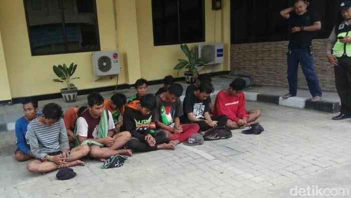 Rampas Ponsel, 15 Suporter Persebaya Diringkus Polisi dan Warga