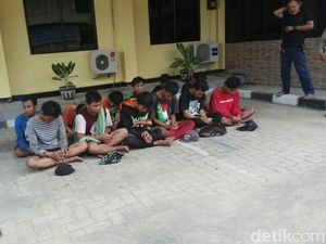 Rampas Ponsel, 15 Suporter Persebaya Diringkus Polisi dan Warga