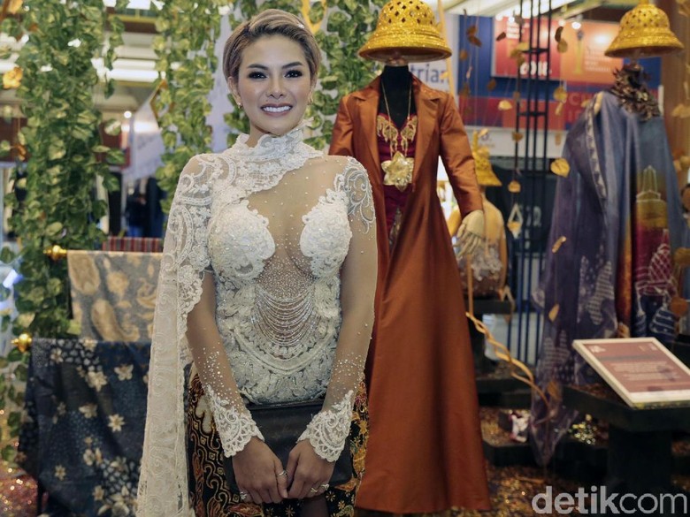 Nikita Mirzani Bisikan Bakal Ada Proyek Bareng Miyabi Nikita Mirzani Bisikan Bakal Ada Proyek Bareng Miyabi