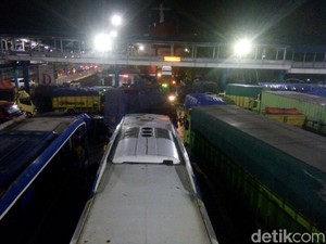 Libur Panjang, Pelabuhan Merak Mulai Dipadati Penumpang