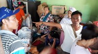 Selain untuk anak-anak, bantuan pakaian juga terlihat diberikan untuk warga dewasa. Bantuan pakaian untuk warga dewasa itu juga datang dari berbagai pihak.  (Foto: Haris Fadhil/detikcom)