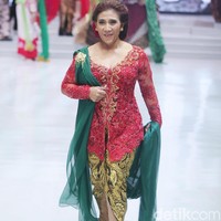 Kehadirannya dalam sesi Pasar Tiban di fashion show Anne Avantie sempat membuat penonton heboh. Tepuk tangan meriah dan sorakan penonton menyambut dan mengiringi langkah Susi menelusuri catwalk. Foto: Muhammad Abduh/Wolipop