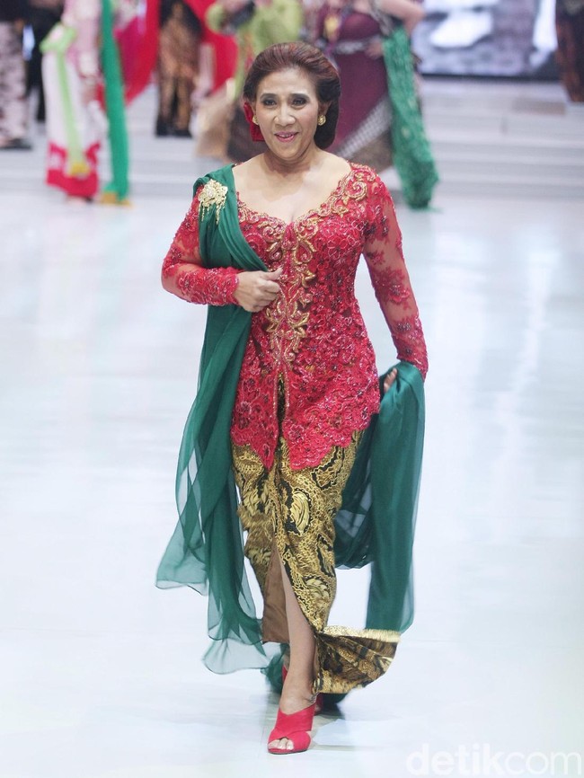 Di awal 2018, Susi kembali menunjukkan batang hidungnya di catwalk. Kali ini untuk merayakan 29 tahun Anne Avantie berkarya. (Foto: Muhammad Abduh/Wolipop)