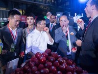 Alibaba chairman Jack Ma, center, tasted Washington apples at Alibaba Group Headquarters in Hangzhou, China on Oct. 14. The apples are being marketed during the nation’s big Singles Day e-commerce extravaganza Nov. 11.
Credit: Washington Apple Commission