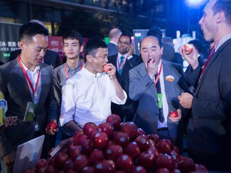 Alibaba chairman Jack Ma, center, tasted Washington apples at Alibaba Group Headquarters in Hangzhou, China on Oct. 14. The apples are being marketed during the nation’s big Singles Day e-commerce extravaganza Nov. 11.
Credit: Washington Apple Commission