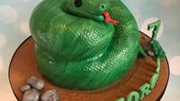 Kalau ini cake ulang tahun bentuk ular yang sedang melingkarkan badannya. Masih terlihat sedikit imut ya? Foto: Instagram deliciouscakesbysarah