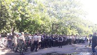 Penampakan aparat yang menjaga keamanan di area masjid dan gereja (Foto: Marlinda Oktavia Erwanti/detikcom)