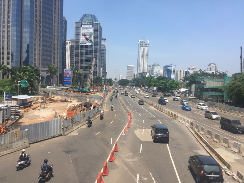 Jalanan Jakarta lengang. Foto: Samsudhuha Wildansyah/detikcom Jalanan Jakarta lengang. Foto: Samsudhuha Wildansyah/detikcom