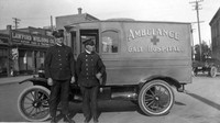 Ambulans dulunya juga masih menjadi kendaraan yang digunakan oleh kalangan tentara. Foto: vintag.es