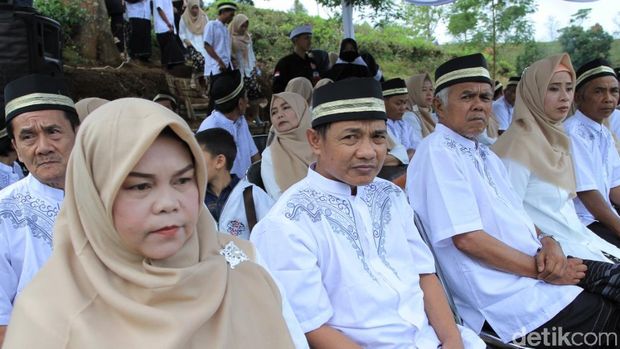Puluhan Pasang Tunawisma Nikah Massal di Pinggir Danau Pangalengan