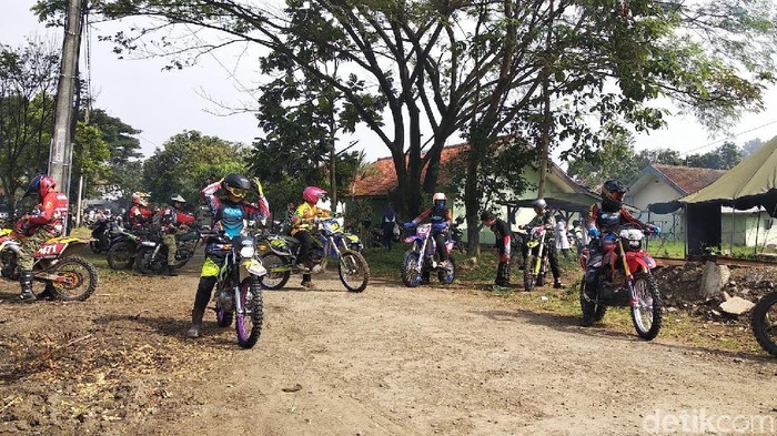 Ribuan Bikers Pencinta Trail Ngegas di Gunung Manglayang Bandung