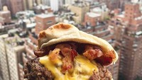 Banyak cara untuk membuat foto makanan terlihat lebih menarik, salah satunya dengan memadukan pemandangan ikonik dari berbagai belahan dunia. Foto: Instagram @foodintheair