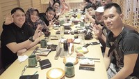 Bikin iri, deh. Walau sibuk Umay tetap bisa makan sushi dan beberapa hidangan Jepang lainnya bersama keluarga besarnya. Ia dan keluarganya berpose dengan tanda makanan yang disajikan lezat.  Foto: Instagram @umayshahab