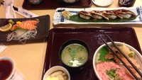 Juara bulutangkis All England ini ternyata doyan makanan Jepang. Sushi hingga ramen jadi menu makannya kala itu. Foto: Instagram @marcusfernaldig