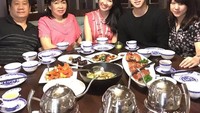 Kali ini Marcus makan malam bersama keluarga dan calon istrinya di restoran China. Dengan menu tengah, mereka terlihat sangat dekat dan hangat ya.  Foto: Instagram @marcusfernaldig
