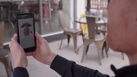 Untuk membeli mobil, kita harus selfie dulu di aplikasi yang disiapkan jadi vending machine bisa mengidentifikasi kepastian pembeli mobil. Sebelum membeli kita juga bisa test drive selama 3 hari. Foto: Alibaba