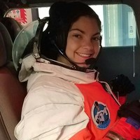 Keinginan untuk punya keluarga, adalah sesuatu yang NASA ingin kamu pikirkan setelah kembali dari Mars. Itu adalah planet yang belum pernah dikunjungi dan misi yang sangat berbahaya. Punya seseorang yang kamu cintai di bumi, itu adalah gangguan. Jika kamu bertemu seseorang, dia harus menunggu, kata Alyssa. Foto: Twitter Alyssa Carson