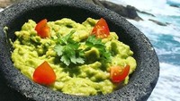 Guacamole ini terlihat sangat cantik dengan pemandangan deburan ombak di lautan biru Esperanza, Honduras. Foto: Instagram @foodintheair