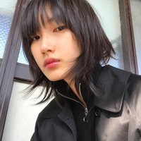 Ketika aku berusia 20 tahun, ibuku berkata agar aku segera membersihkan wajah ketika sampai rumah karena kita harus menjaga kesehatan kulit kita selagi masih muda,” ujar Songwha Oh. Model yang berjalan di fashion show Alexander Wang pada Februari 2018 kemarin itu mengaku menggunakan pembersih wajah dan moisturizer bertekstur krim. Foto: Dok. Instagram