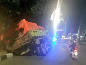 Truk Kecelakaan di Jalan Gatot Subroto Jakarta