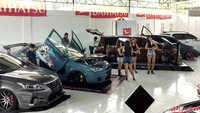 Salah satunya adalah Aguk (28), warga Banyuwangi. Diakuinya sangat jarang ada kontes dan pameran modifikasi di Banyuwangi. Aguk mengaku mengikutsertakan dua mobil modifikasinya dalam ajang ini. Foto: Ardian Fanani