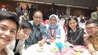 Terima kasih pak anies atas perbincangan singkat tentang ibukota tercinteh, tulis Umay. Terlihat ada beberapa jajanan pasar di atas meja tempat mereka duduk. Wah, kira-kira mereka ngomongin apa ya?  Foto: Instagram @umayshahab
