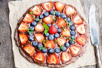 Dessert Pizza dengan Topping  Cokelat dan Aneka Buah  yang 