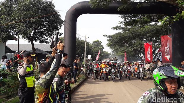 Dor! Pemotor langsung memutar gasnya