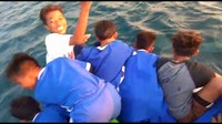 Anak-anak yang tengah naik perahu tampak girang melihat kawanan lumba-lumba berenang di sekitar perahu mereka. (Foto: Screenshot video Dinas LH Kepulauan Seribu)