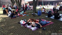 Sejumlah wisatawan juga tampak santai bercengkrama sambil menikmati hidangan makan siang bersama sanak keluarga mereka.