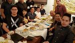 Setia Dampingi Mario Teguh, Ini Pose Linna Teguh Saat Makan Bersama