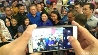 Dalam kunjungannya untuk Khofifah-Emil di Jatim, SBY bersama keluarga menyempatkan makan di foodcourt Tunjungan Plaza (TP) Lantai 5, Surabaya.