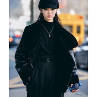 Model Yoon Young Bae yang dikenal si mata kucing ini selalu memastikan kebersihan kulitnya. Deep cleansing menjadi kunci perawatan kulit utamanya. Sebelum menggunakan sabun wajah, Yoon Young Bae membersihkan kulitnya menggunakan cleansing oil. Cleansing oil memberikan manfaat ganda, membersihkan kulit dan melembutkan wajah, kata Young Bae. Foto: Dok. Instagram